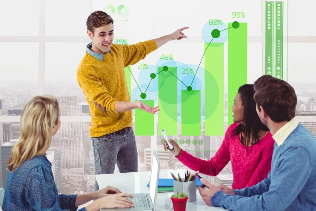 Propietario de PYME revisando sus métricas de marketing digital en un dashboard sencillo