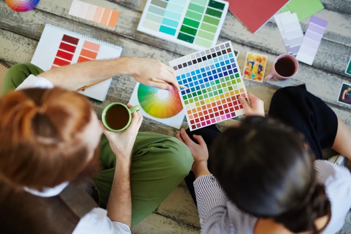 Paleta de colores estratégica y jerarquía tipográfica para una web de alta conversión