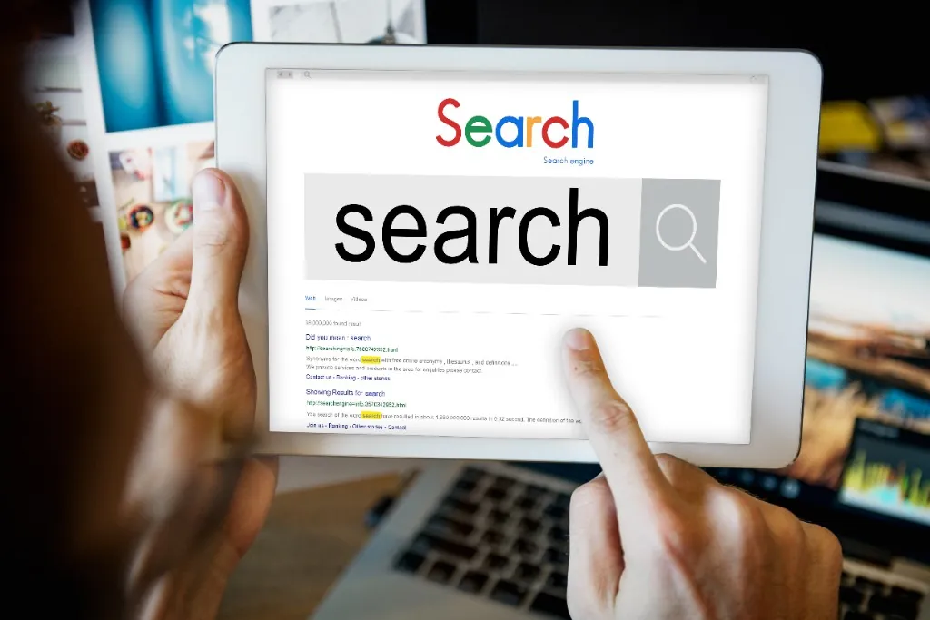 Persona aprendiendo SEO ante un ordenador con métricas de posicionamiento web